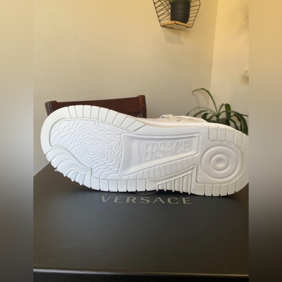 Versace - Picture 3 of 4